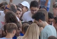 Ο Μίλτος Τεντόγλου δεν σταμάτησε να υπογράφει αυτόγραφα μετά την ισοφάριση του πανελληνίου ρεκόρ στο μήκος