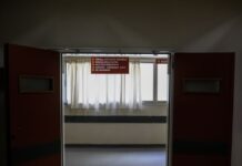 Θριάσιο: «Φέρε το όπλο να τους σκοτώσουμε» φώναζαν οι Ρομά που τα έκαναν γυαλιά καρφιά στο νοσοκομείο