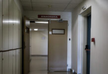 Άγριο σκηνικό στο Θριάσιο Νοσοκομείο: Ρομά τα έκαναν γυαλιά καρφιά γιατί καθυστερούσε μια εξέταση