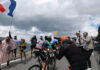 Tour de France: Ποδηλάτης συγκρούστηκε με αυτοκίνητο που πάτησε φρένο για να μην πατήσει θεατή