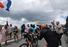 Tour de France: Ποδηλάτης συγκρούστηκε με αυτοκίνητο που πάτησε φρένο για να μην πατήσει θεατή
