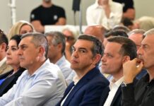 Αλέξης Τσίπρας: Το παρασκήνιο και οι συμβολισμοί στην εκδήλωση για την Τοπική Αυτοδιοίκηση – Οι δήμαρχοι και ο περιφερειάρχης που έδωσαν το παρών