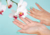 Turquoise nails: Η τάση στα νύχια που θα σας κάνει να μοιάζετε με γοργόνες