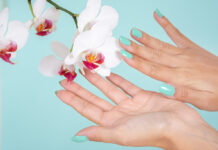 Turquoise nails: Η τάση στα νύχια που θα σας κάνει να μοιάζετε με γοργόνες