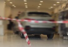 Βριλήσσια: Οδηγός μπέρδεψε την όπισθεν με την πρώτη και καρφώθηκε σε τζαμαρία καταστήματος