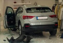 Βριλήσσια: Οδηγός αντί να βάλει όπισθεν κινήθηκε μπροστά και καρφώθηκε σε τζαμαρία καταστήματος