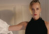 Γυμνή η Charlize Theron πριν την πρεμιέρα της «Οδύσσειας» στο Λονδίνο