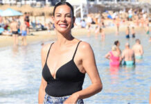 Εύη Βατίδου: Η εντυπωσιακή εμφάνιση στα Ματογιάννια της Μυκόνου με μπλε ηλεκτρίκ φόρεμα