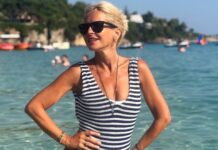 Μαρία Μπεκατώρου: Η παρουσιάστρια ποζάρει με ολόσωμο μαγιό σε παραλία στην Κεφαλονιά