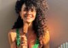 Μαρία Σολωμού: Ποζάρει με ολόσωμο, πολύχρωμο μαγιό κρατώντας ένα παγωτό ξυλάκι στο χέρι