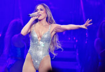 Jennifer Lopez: Το λαμπερό nude μανικιούρ της έχει μπει στα αποθηκευμένα μας