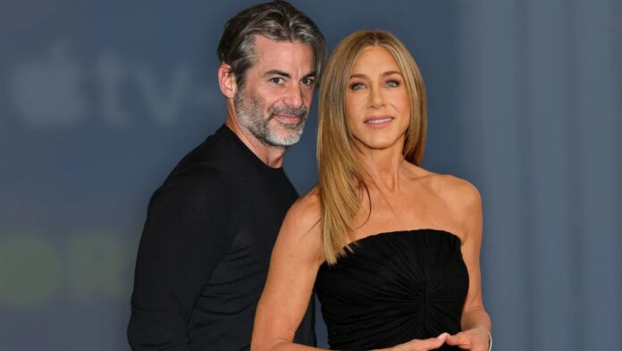 1787358340_Jim-Curtis-Ο-σύντροφος-της-Jennifer-Aniston-έρχεται-για-πρώτη.jpg