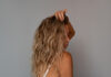 3 τρόποι να κάνετε τα τέλεια beach waves σύμφωνα με τους κορυφαίους hairstylists