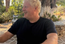 Ο Μπόρις Τζόνσον οικογενειακώς στην Ελλάδα – «Κολύμπι, παγωμένες μπύρες και πολλή τυρόπιτα»