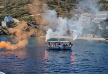Με κόρνες πλοίων και καπνογόνα από καΐκια το τελευταίο «αντίο» στον δήμαρχο Φούρνων, Δημήτρη Καρύδη