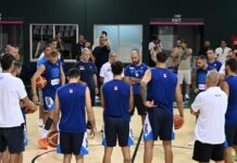 O Μάικ Μπατίστ στην προπόνηση της Εθνικής μπάσκετ στο ΟΑΚΑ – Η αγκαλιά με τον Βασίλη Σπανούλη