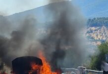 Αργολίδα: Ταξί έπιασε φωτιά στη μέση του δρόμου – Δείτε βίντεο