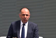 Γεραπετρίτης και Αραγτσί σε τηλεφωνική επικοινωνία για τα Στενά του Ορμούζ
