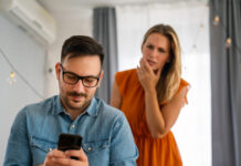Ζήλια για μια φωτογραφία στα social media; Πότε είναι φυσιολογική και πότε πρόβλημα
