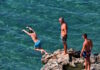 Σύρος: 16χρονη Γαλλίδα τραυματίστηκε μετά από βουτιά σε βράχια – Την έσωσε ναυαγοσώστρια
