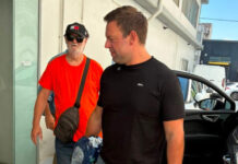 Στους πυροσβέστες στα Βίλια ο Στέφανος Κασσελάκης: «Τώρα είναι η ώρα και της βοήθειας και των ευθυνών»
