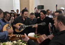 Κηδεία του Νίκου Καλογερόπουλου: Τον αποχαιρέτησαν με όργανα και τραγούδια, όλος ο καλλιτεχνικός κόσμος ήταν εκεί