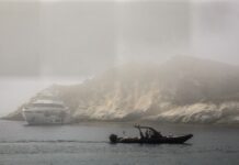 Απόκοσμες εικόνες από την Κίμωλο: Πυκνό πέπλο ομίχλης σκέπασε το νησί – Το φαινόμενο sea smoke