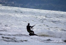 Φθιώτιδα: Παραλίγο να πνιγεί Kite surfer στις Ράχες μετά από ατύχημα – Πώς κατάφεραν να τον σώσουν