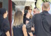 Δημήτρης Κόκοτας: Θλίψη στην κηδεία του αγαπημένου τραγουδιστή – Τραγικές φιγούρες η σύζυγος και η κόρη του