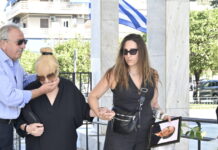Κηδεία Λάκη Χαλκιά: Πλήθος κόσμου στο τελευταίο αντίο στο Α’ Νεκροταφείο Αθηνών – Υποβασταζόμενη η σύζυγός του Αλέκα