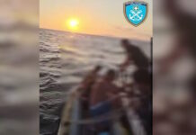 Ρουμάνοι σε λέμβο παρασύρθηκαν από τα κύματα στον Σαρωνικό – Βίντεο από τη διάσωσή τους από το Λιμενικό