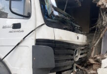 Μαγνησία: Φορτηγό «ισοπέδωσε» την είσοδο πολυκατοικίας στα Κανάλια