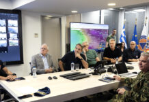 O Mητσοτάκης στο Συντονιστικό της Πολιτικής Προστασίας μετά τη σύγκρουση των ελικοπτέρων στην Ψάθα: «Χάσαμε δύο μαχητές της πρώτης γραμμής»