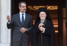 Ο Μητσοτάκης κάλεσε τον Βαρθολομαίο να στεφανώσει Κωνσταντίνο και Σάκκαρη τον Σεπτέμβριο του 2027: «Ίσως, αν έχω υγεία, θα δούμε»