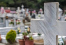 Λαμία: Σπαραγμός σε νεκροταφείο – Mάνα μέσα στον πόνο της νόμιζε ότι έκλεψαν τη σορό του γιου της