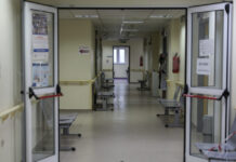 «Θερινή» γρίπη σε εφήβους και νέους: Γιατί αυξάνονται τα κρούσματα τον Ιούλιο και τον Αύγουστο