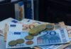 Αυτά είναι τα δύο μέτωπα στην οικονομία: Τι εξετάζεται για φόρους και για τα νέα κύματα της ακρίβειας