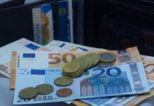 Αυτά είναι τα δύο μέτωπα στην οικονομία: Τι εξετάζεται για φόρους και για τα νέα κύματα της ακρίβειας