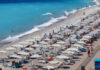 Χαλκιδική: Τοποθέτησαν και πάλι τις 100 ομπρέλες στην παραλία που είχε ξηλώσει ο δήμος Πολυγύρου