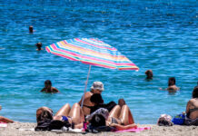 Καιρός: Ανεβαίνει από σήμερα η θερμοκρασία, επιμένουν οι δυνατοί άνεμοι – Τριήμερο κύμα ζέστης με 40°C από το Σάββατο