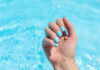Pool nails: Η τάση που θα κρατήσει το καλοκαίρι στα νύχια σας για λίγο ακόμη