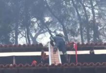 Φωτιά στη Χαλκιδική: Η στιγμή που πυροσβέστης χάνει την ισορροπία του και πέφτει από σκάλα σε σκεπή