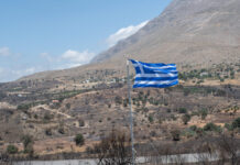 Φωτιά στο Ρέθυμνο: Ελληνική σημαία στο σημείο όπου πέθαναν οι 2 πυροσβέστες – Εικόνες καταστροφής μετά την πύρινη κόλαση