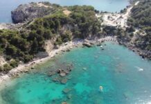 Ρόδος: Επιχείρηση «κατέλαβε» με ξαπλώστρες και ομπρέλες τη διάσημη παραλία «Άντονι Κουίν»