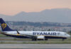 Ryanair: Ίχνη πουλιού βρέθηκαν στον κινητήρα του αεροσκάφους που έσπασε το παράθυρο και κινδύνευσε ο Σέρβος επιβάτης