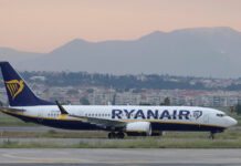 Ryanair: Ίχνη πουλιού βρέθηκαν στον κινητήρα του αεροσκάφους που έσπασε το παράθυρο και κινδύνευσε ο Σέρβος επιβάτης