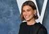 Η απόχρωση που επέλεξε η Hailey Bieber για το καλοκαιρινό πεντικιούρ της
