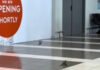 Θεσσαλονίκη: Σπουργίτια πετούν μέσα στο αεροδρόμιο «Μακεδονία» – Βίντεο με τους φτερωτούς «επιβάτες»