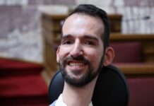 Στέλιος Κυμπουρόπουλος για Προσωπικό Βοηθό: Δεν είναι πολυτέλεια, είναι το μέσο που επιτρέπει σε έναν άνθρωπο να αποφασίζει πώς θα ζήσει