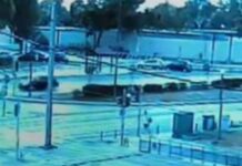 Λεωφόρος Ποσειδώνος: Η στιγμή που η μηχανή πέφτει πάνω στο ταξί το οποίο είχε κάνει αναστροφή – Βίντεο ντοκουμέντο
